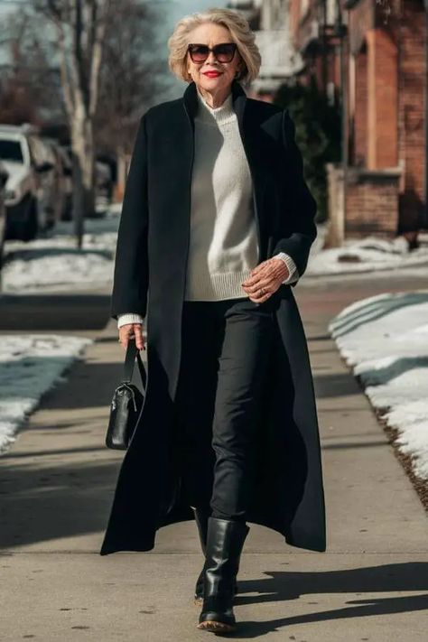 Elegant 70 Year Old Woman Style Over 60 Fashion Classy Chic, Women Over 70 Fashion Aging Gracefully, Outfits Women 40 Years Old, 60 Year Old Woman Aesthetic, Older French Women Style, Old Money Middle Age Woman, Fashion 50 Year Old Women, Fashion For 50 Year Old Women, Middle Age Style