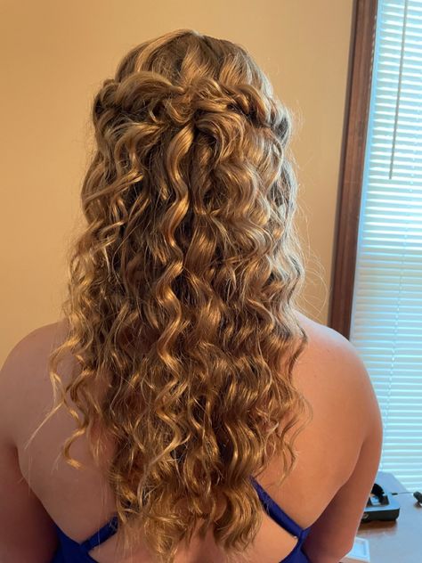 Hoco Hair Curly Natural Curls, Naturally Curly Hoco Hairstyles, Hoco Hair Styles For Natural Curly Hair, Prom Hair For Wavy Hair, Prom Hairstyles For Wavy Hair Natural, Natural Curly Hairstyles For Homecoming, Half Updos For Curly Hair, Natural Curls Hairstyles Wedding, Curly Hair Prom Styles Half Up