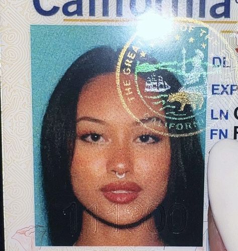 Pretty Id Photo, License Id Picture Aesthetic, Celebrity Id Card Photo, Id Photo Makeup Inspiration, Baddie Id Card Picture, Cute License Pictures, Drivers Lisence Makeup, Driver License Makeup, Pretty Id Picture