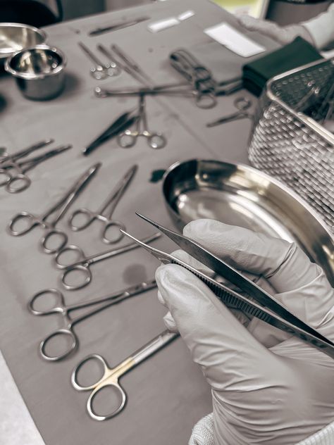 Surgical Technologist Student, Nurse Stories, Aesthetic Surgery, Female Dentist, Surgery Instruments, Surgical Technologist, Medical Pictures, Vet Medicine, Medical Student Motivation