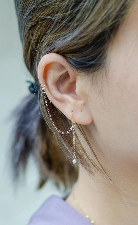 2nd Ear Piercing, Helix Chain, Earrings With Chain, Earring Chain, Chain Hoop Earrings, Ear Cuff Chain, Earring Cuff Chain, Piercing Inspo, Cool Ear Piercings