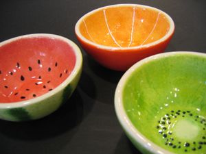 Paint your favorite fruit on a bowl for or create a sweet unique set. I would love to do a set of nesting bowls decorated with the fruit of that size! Fruit Bowl Ideas, Diy Keramik, Pottery Place, Bowl Ideas, Color Me Mine, Beginner Pottery, Paint Your Own Pottery, Pottery Painting Designs, Tanah Liat