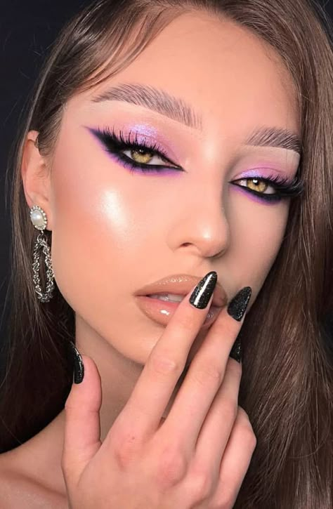 Hard Makeup Looks, Purple Black Makeup, Make Up Morado, Makeup Looks Dramatic, Winter Makeup Ideas, Machiaj Smokey Eyes, Exotic Makeup, Purple Makeup Looks, Asian Makeup Tutorials