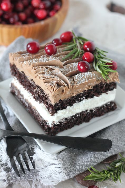 Delicious Christmas Yule Log Sheet Cake - Baking with Blondie Holiday Sheet Cake Design, Christmas Cake With Trees, Christmas Texas Sheet Cake, Xmas Log Cake, Christmas Dessert Recipes Chocolate, Yule Log Sheet Cake, Holiday Cakes Winter, Christmas Icebox Cake, Christmas Dessert Chocolate