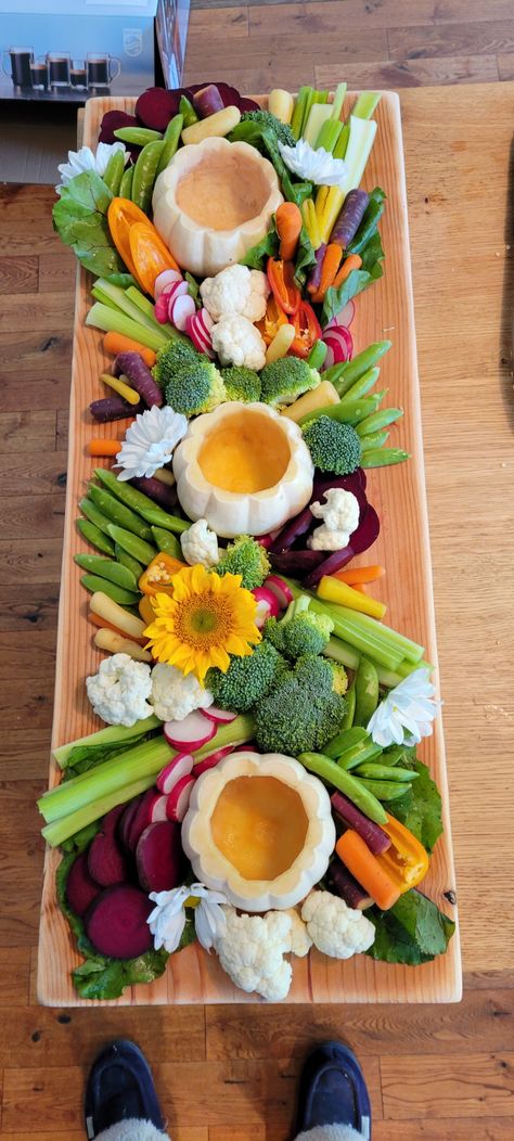 Thanksgiving Vegi Tray, Autumn Veggie Tray, Veggie Boards Ideas, Fall Fruit And Veggie Charcuterie Board, Veggie Charcuterie Board Thanksgiving, Pumpkin Vegetable Tray, Fruit And Veggie Charcuterie Board Thanksgiving, Fall Vegetable Tray Ideas, Thanksgiving Veggie Platter Ideas