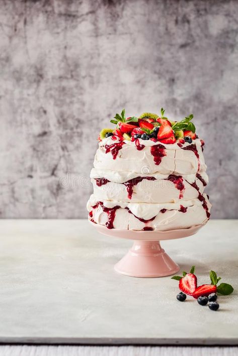 What Is Pavlova, New Zealand Recipes, Pavlova Cake, Cake Stock, Baking School, Bakery Business Cards, Anna Pavlova, Creative Cake Decorating, Easy Cake Decorating