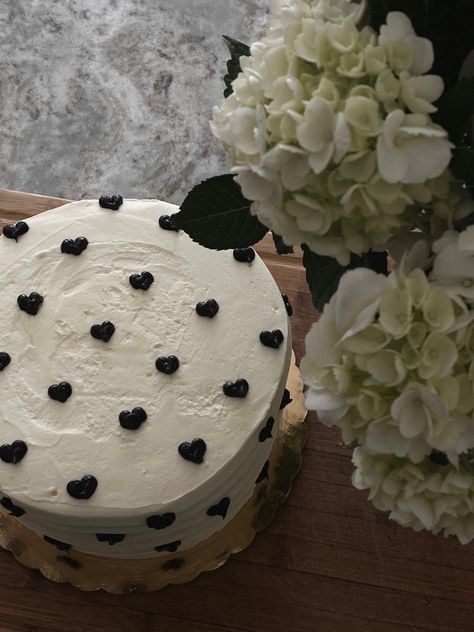 Aesthetic Black Cake Birthday, Black And White Cake Ideas Simple, Aesthetic Cake Designs Black, Cake Birthday Korea Simple Black, Black Aesthetic Birthday Cake, Black Korean Cake, Black And White Cakes Birthday, Black And White Bday Cake, Black And White Heart Cake