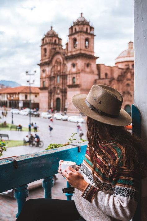 Cusco Peru Outfit, Cuzco Peru Outfit, Peru Outfit Travel For Women, Outfits Cusco Peru, Machu Pichu Photoshoot, Peru Outfits, Cusco Aesthetic, Machu Picchu Picture Ideas, Peru Aesthetic