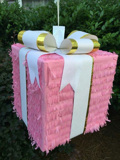 Homemade Pinata, Pinata Diy, Birthday Pinata, Gender Reveal Themes, Anniversaire Diy, Piñata Ideas, Birthday Freebies, Diy Pinata, Cute Birthday Ideas