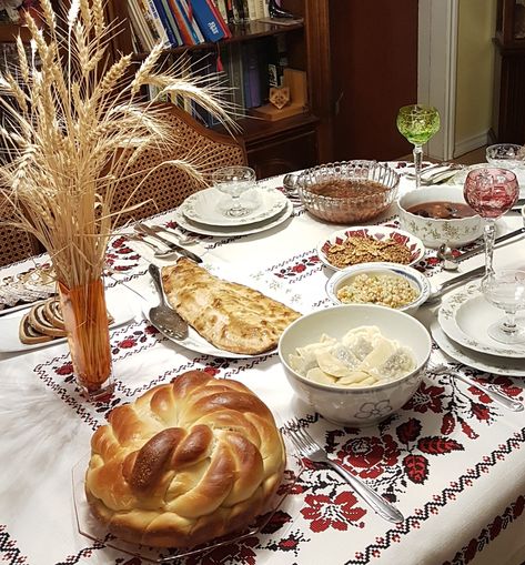 Ukrainian Christmas Food, Ukrainian Christmas Decorations, Slavic Christmas, Hungarian Christmas, Ukrainian Restaurant, Save Ukraine, Fun Foods To Make, Ukrainian Christmas, Ukrainian Culture