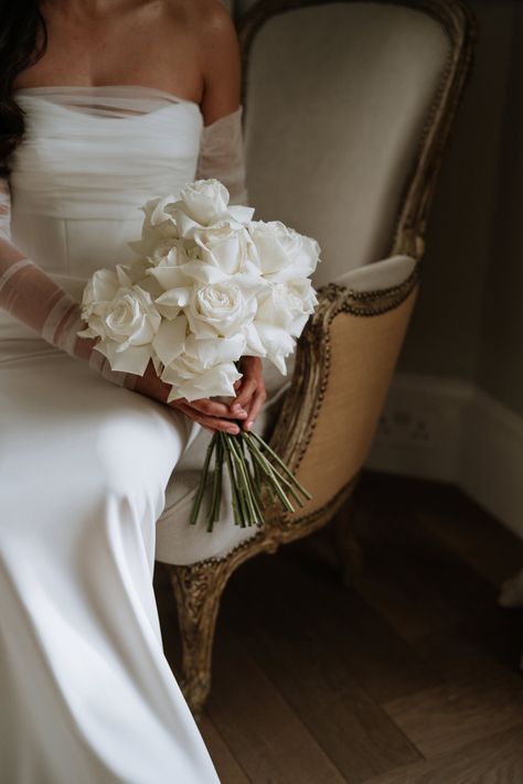 Minimalistic Bride Bouquet, White Wedding Bouquets Elegant, Details Shots Wedding, White Roses Bridal Bouquet, Timeless Modern Wedding, Chosen By Kyha, Modern Bridal Bouquets, Wedding Foto, Middleton Lodge