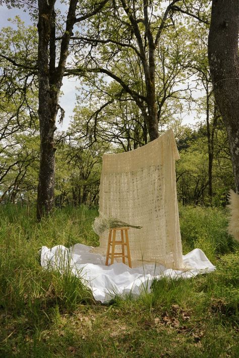 Garden Photo Background, Outdoor Sheets Photoshoot, Vintage Outside Photoshoot, Fabric Backdrop Outdoor Photoshoot, Field Backdrop Photoshoot, Outdoor Boho Photoshoot Set Up, Sheet In Tree Photoshoot, Fabric Backdrop Photoshoot Outside, Brick Backdrop Photoshoot