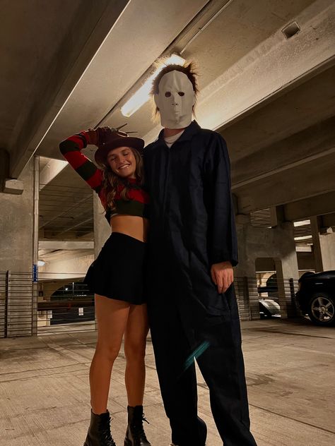 Couple Cute Costumes, It Costume Couple, Horror Movie Halloween Costumes Couples, Michael Meyers Couple Costumes, Halloerrn Costumes Ideas Couple, Couples Costume Scary, Couple Costumes For Halloween Cute, Hero And Villain Costumes Couples, Micheal Myers Couple Costume