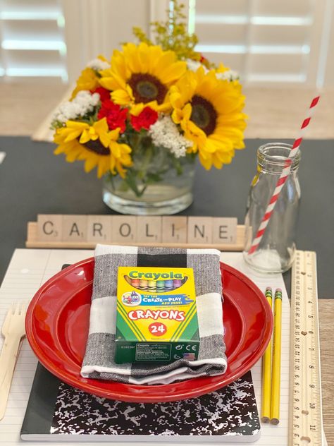 Back To School Centerpiece Ideas, Back To School Party Ideas Decorations, Back To School Breakfast Decorations, First Day Of School Decorations For Home, Back To School Tablescape, Back To School Decorations For Home, Back To School Centerpieces, Back To School Table Decorations, School Themed Party