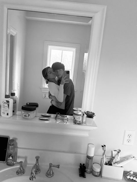 Couple Photo To Recreate, Sleepover With Boyfriend Pictures, Pics With My Boyfriend, Selfie With Bf Ideas, Mirror Pic Couple Goals, Cute Photo With Boyfriend, Selfie Kiss Pose, Cute Pic With Boyfriend, Cute Mirror Pics With Boyfriend Kissing