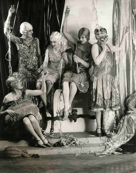 VINTAGE PHOTOGRAPHY: Party time 1928 1920s Party Photos, 1920s Flapper Aesthetic, Flappers Aesthetic, Flapper Aesthetic, Charleston 1920s, 20s Aesthetic, 1920s Aesthetic, 20s Dress, Modern Millie