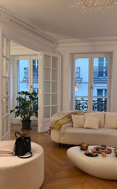 French Appartement Parisian Apartment, Parisian House Aesthetic, Modern Parisian Living Room Apartment, Paris Style Home Interior Design, French Modern Apartment Interior Design, Nyc Apartment West Village, Interior Parisian Style, Modern Parisian Aesthetic, Paris Apartment Aesthetic Interior