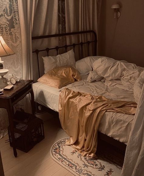 Dark Academia Bedroom, Academia Bedroom, Dark Academia Room, Academia Room, Vintage Bedroom, Pretty Room, Dreamy Room, Dream Room Inspiration, Cozy Room