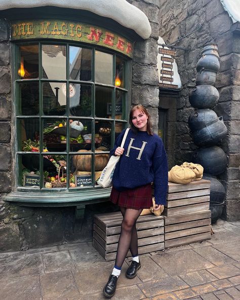 Universal Hollywood Harry Potter land Universal Hogwarts Outfit, Cute Universal Outfits, Harry Potter Christmas Outfit, Universal Studios Orlando Christmas Outfit, Winter Universal Studios Outfit, Universal In December Outfits, Fall Universal Studios Outfit, Orlando December Outfit, Harry Potter Universal Studios Outfit