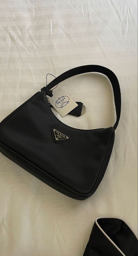 Black Handbag Aesthetic, Shoes Closet Ideas, Luxury Bags Black, Prada Baguette Bag, Bags Aesthetic Luxury, Aesthetic School Bags, Bags Clairo, Baguette Bag Outfit, Prada Bag Aesthetic