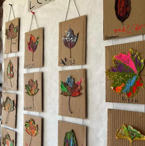 Art Prek Ideas, Natural Preschool Activities, Preschool Leaf Art Projects, Natural Learning Activities, Sensory Nature Activities, Pinecone Painting Preschool, Nature Themed Art Projects For Kids, Pre K Nature Activities, Cardboard Nature Crafts