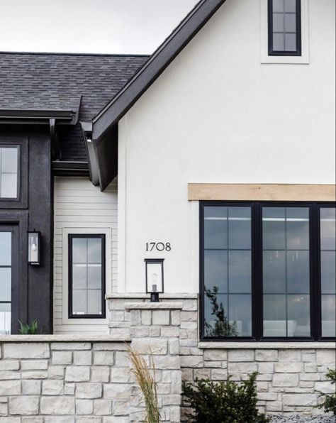 Eifs Exterior Home, White With Black Accents, White Exterior Houses, Studio House, Classic Exterior, Casa Country, Apartment Decoration, Stucco Exterior, Casa Exterior