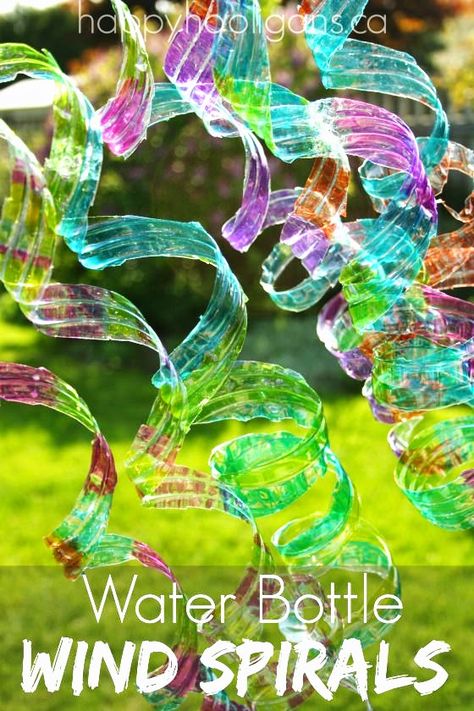 Summer craft idea: Turn empty water bottle into these cool garden art spirals. #CreativeGreenLiving #recycledcrafts #kidscrafts #waterbottles #gardencrafts Fun Garden Art, Water Bottle Crafts, Hantverk Diy, Summer Art Projects, Empty Plastic Bottles, Living Garden, Bottle Garden, Plastic Bottle Crafts, Garden Art Crafts