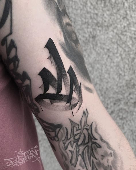 Graffiti Letter Tattoo, Small Lettering Tattoo, Chrome Lettering Tattoo, Graffiti Lettering Tattoo, Grafitti Tattoo Ideas, Graphitti Tattoos, Graffiti Style Tattoo, Head Lettering Tattoo, Graffiti Tattoo Design