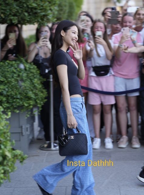 Jennie Paparazzi, Jennie In Paris, Concept Poster, Paparazzi Photos, Seoul Fashion, All Eyes On Me, Fashion Wallpaper, Dance Practice, Airport Style