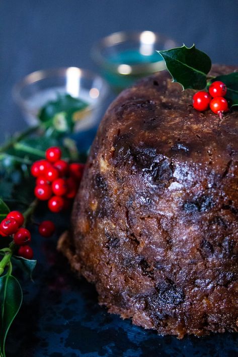 Slow Cooker Christmas Pudding - Slow cooker Christmas Pudding is a luxurious version of the classic pudding. It's dark, rich and packed full of fruit and is the perfect way to finish Christmas dinner. Slow Cooker Christmas, Xmas Pudding, Christmas Pudding Recipes, Christmas Jam, Figgy Pudding, Glace Cherries, Plum Pudding, Xmas Food, Crockpot Recipes Slow Cooker