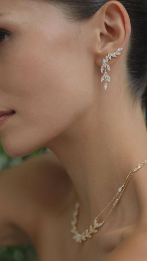 Discover breathtaking wedding jewelry ideas that will elevate your big day style! From elegant necklaces to sparkling earrings, our curated collection showcases stunning pieces that will complement any bridal look. Whether you prefer classic elegance or modern flair, find the perfect accents to enhance your wedding ensemble. Explore these inspiring jewelry options and make your special day even more unforgettable with the right finishing touches. Wedding Earring Ideas For Bride, Formal Jewellery Gold, Jewelry For Gold Dress, Gold Sparkly Earrings, Bridal Earings Idea, Formal Gold Jewelry, Yellow Gold Wedding Jewelry, Make Up Prom Night, Gold Jewelry Bride