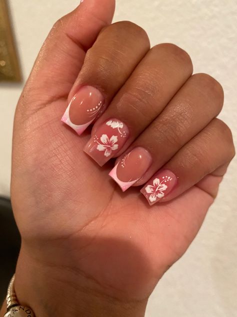 Nails Summer 2024 Square, Short Square Acrylic Nails Charms, Summer Nails Inspo 2024 Square, Fashion Nails Short, Girly Acrylic Nails Short Square, Cute Summer Nail Designs For Short Nails, Birthday Biab Nails Designs, Short Nails With Hibiscus Flower, Square Nails Inspo Aesthetic