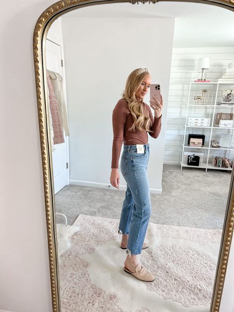 Abercrombie Jean Review | Are They Worth The Hype? Your guide to the best fitting jeans for moms on Strawberry Chic Jeans For Moms, Best Levis Jeans For Women, Best Mom Jeans, Best Fitting Jeans, Atlanta Style, Straight Jeans Outfit, Abercrombie (women), Fitting Jeans, Atlanta Fashion