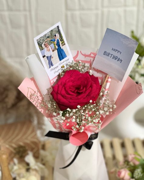 Photo Bouquet Handmade, Birthday Bouquet For Him, Birthday Gift Packing Ideas, Birthday Bouquet Ideas For Her, Box Packing Ideas, Aesthetic Gift Ideas For Best Friend, Polaroid Bouquet, Birthday Gift Ideas For Best Friend, Flower Bouquet For Birthday