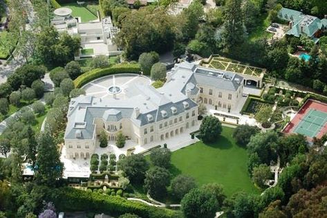 56,000 square foot Spelling Manor sells for $120 million, setting new California record | Archinect French Chateau Style, Big Mansions, Holmby Hills, Chateau Style, Mega Mansions, Creative Concept, California Real Estate, Luxury Estate, Fountains Outdoor