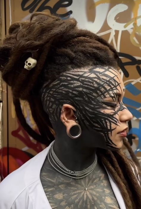 Face Tatoos Woman, Scalp Tattoo Women, Full Face Tattoo, Scalp Tattoo, Face Tats, Ball Tattoo, Full Tattoo, Black Stuff, Eye Ball