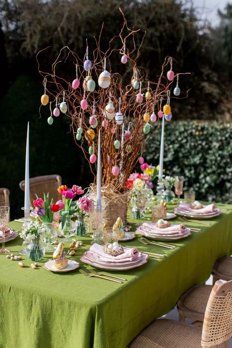 Decoration Easter, Outdoor Easter Table Settings, Hosting Easter Decor, Easter Decor Table, Luxury Easter Decor, Easter Dinner Set Up, Easter Buffet Tablescapes, Easter Decorations Aesthetic, Easter Brunch Buffet Table Decorating Ideas