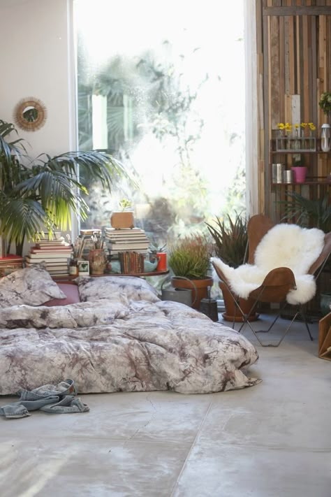 . Boho Comforter Sets Bohemian Bedding Velvet, Urban Outfitters Bed Sheets, Urban Outfitters Bedding Duvet Sets, Duvet Covers Hippie, Bohemian Apartment, Duvet Covers Urban Outfitters, Bohemian Interior Design, Room Deco, Mattress On Floor