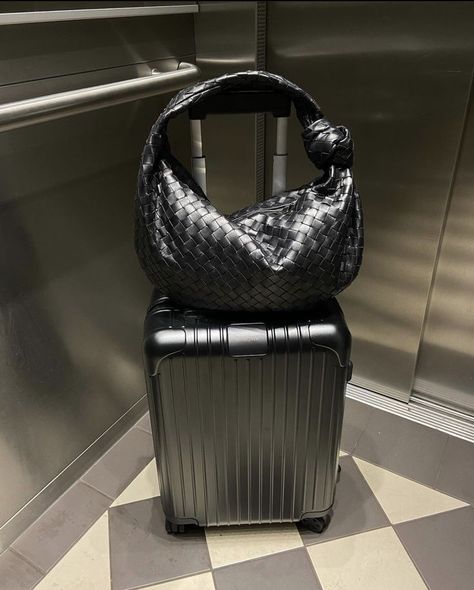 Koper Traveling Aesthetic Black, Rimowa Luggage Black, Black Rimowa Luggage, Rimowa Suitcase Aesthetic, Black Luggage Aesthetic, Black Suitcase Aesthetic, Suitcases Aesthetic, Rimowa Luggage Aesthetic, Packing Suitcase Aesthetic