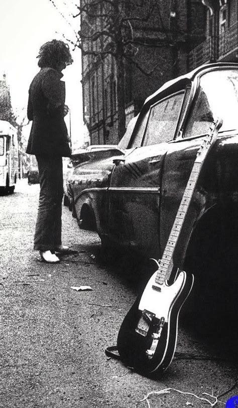 Syd Barrett Guitar, Syd Barrett 60s, Syd Barrett Wallpaper, Syd Barrett Rare, Syd Barrett Aesthetic, Pink Floyd Black And White, Vintage Rock Aesthetic, Syd Barrett, Rock Aesthetic