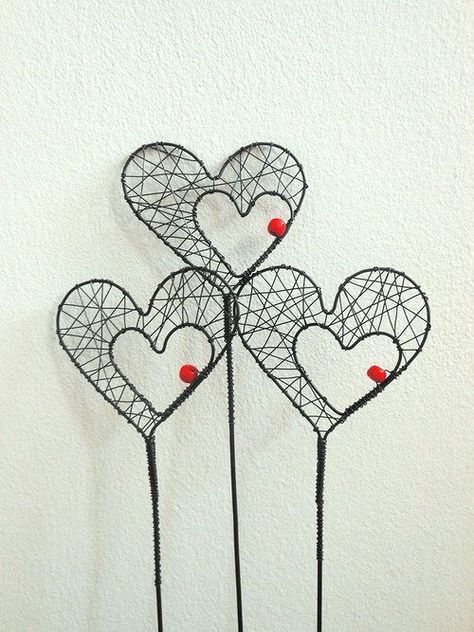 Fil de fer coeur inspiration Drátěná Socha, Metal Wire Art, Wire Hearts, 3d Pen Art, Art Fil, Copper Wire Art, Wire Ornaments, Wire Art Sculpture, Art Wire