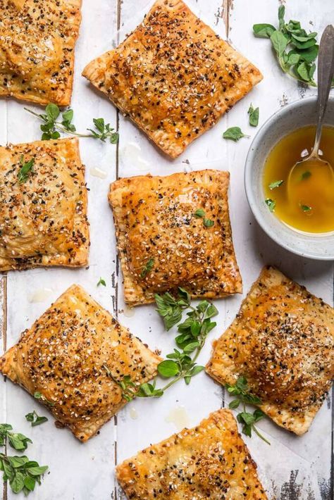 Vegan Spinach Puffs, Vegan Pastry Recipes Savoury, Vegan Savory Pastries, Vegan Puff Pastry Recipes Savory, Vegan Puff Pastry Recipes, Vegan Christmas Appetizers, Savory Puff Pastry Recipes, Puff Pastry Vegan, Vegan Finger Food