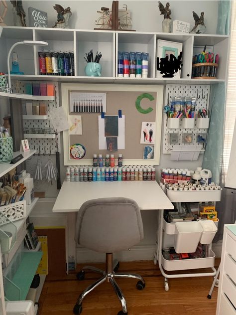 Small space Craft/Art Organization Studio Idea Small Art Room Organization, Diy Corner Craft Table, Organized Art Desk, Small Art Desk Ideas, Home Art Studio Storage, Art Supplies Storage Closet, Aesthetic Art Studio Ideas, Art Space Setup, Craft Desk Organization Small Spaces