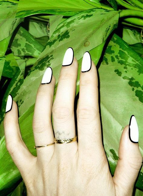 White almonded shaped nails with black line around Border Nails, Nail Art Blanc, Black And White Nail, Black And White Nail Designs, Black And White Nail Art, Unghie Nail Art, Retro Nails, Her Nails, White Nail Art