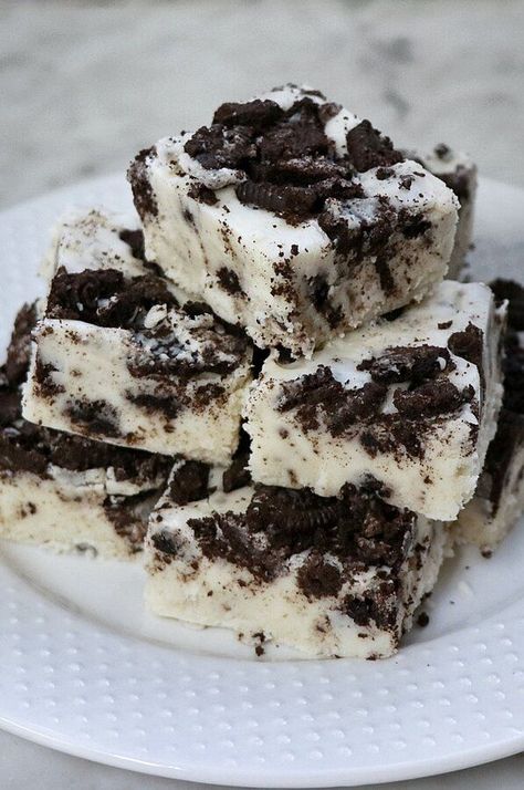 World's Best Oreo® Fudge | "This is one of my most favorite holiday fudge recipes." #dessertrecipes #dessertideas #sweettreats Fantastic Fudge, Fudge Oreo, Nutella Food, Creamy Fudge, Holiday Fudge, Oreo Cheesecake Recipes, Vegan Fudge, Cranberry Cake, Desserts Cookies