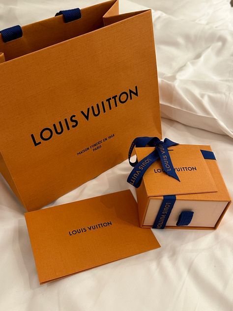 Louis Vuitton Packaging, Deadly Doll, Shopping Mall Architecture, Luxury Packaging Design, Luxury Birthday, Orange Aesthetic, Louis Vuitton Designer, Bridal Ring Sets, Luxury Packaging