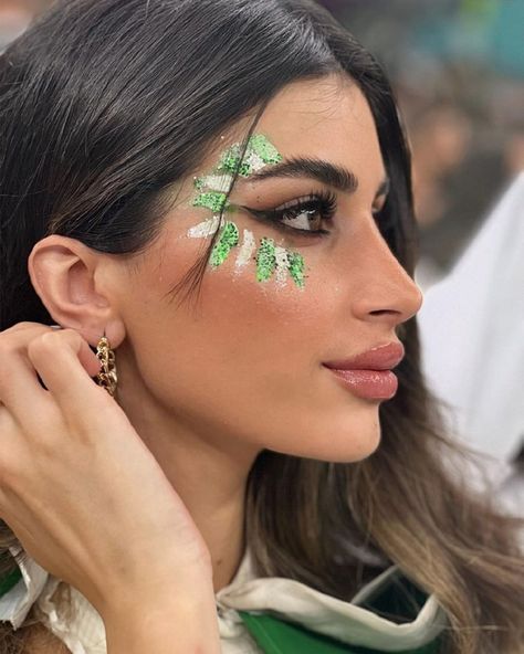 Spirit Day Makeup Homecoming, Dance Face Paint, Green Glitter Makeup Festival, Spirit Face Paint Football, Football Makeup Ideas, Football Game Makeup, Pep Rally Face Paint, Color Guard Makeup, School Spirit Face Paint