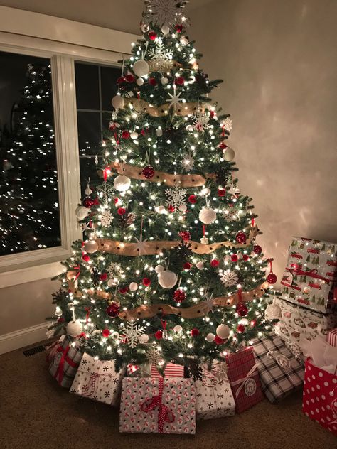 Warm Christmas Tree Ideas, Christmas Trees Aesthetic, Cute Christmas Tree Ideas, Christmas Tree With Presents Underneath, Themed Christmas Tree Ideas, Christmas Tree Aesthetic, Cute Christmas Trees, Aesthetic Christmas Tree, Christmas Tree Presents