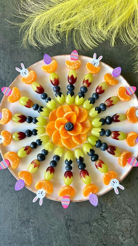 Rio Homhuan | Easter Fruit Skewers Platter Inspiration Ideas 🐰 Leave a ♥️ If you like this post and save for later 🫶 Shop the Easter picks sticks on my… | Instagram Creative Fruit Platter, How To Decorate Salad Plate, Fruit Decorations Ideas, Fruit Salad Decoration Ideas For Kids, Fruit Screwers Ideas, Salad Making Decoration, Kids Party Snack Ideas, Food Decoration Plate, Fruit Skewers For Kids