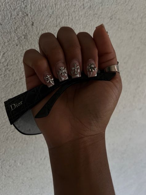 Chrome Grunge Nails, Gray Press On Nails, Short Charmed Nails, Chrome Heart Nails Designs Black, Black Nails Chrome Heart, Short Nails Chrome Hearts, Chrome Cross Nails Designs, Silver Grunge Nails, Streetwear Nails Short